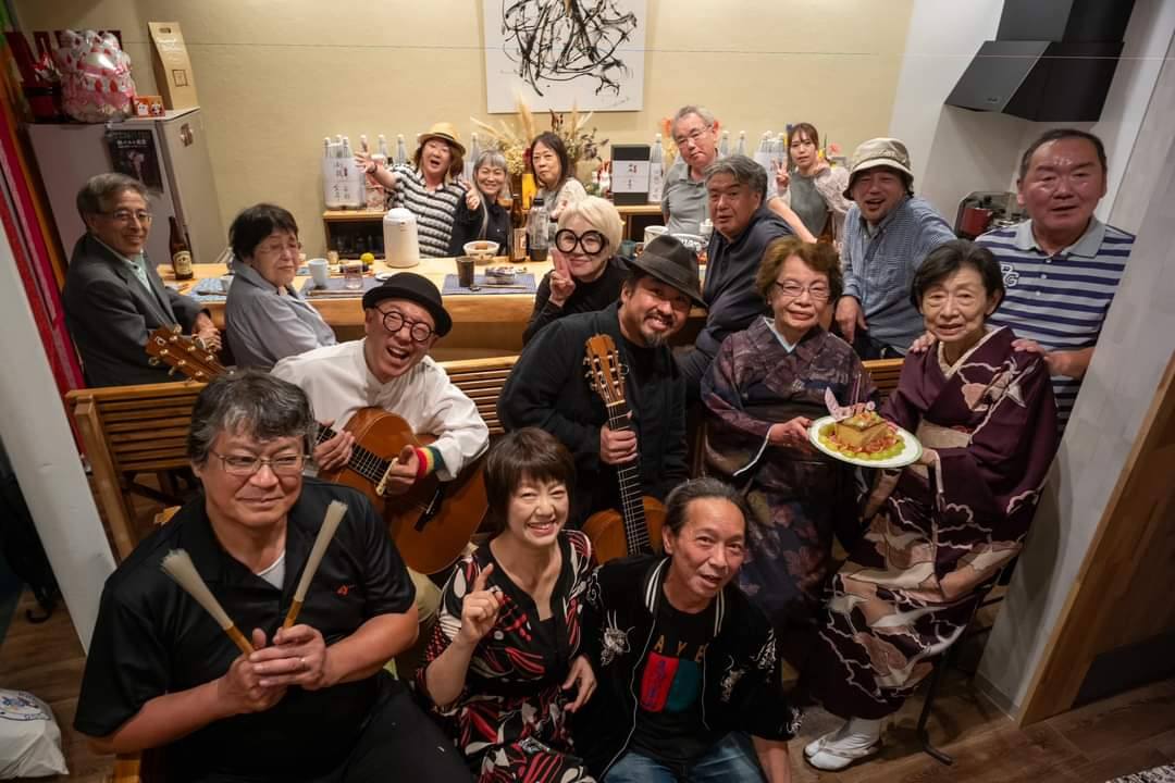 外観と暖かな灯り